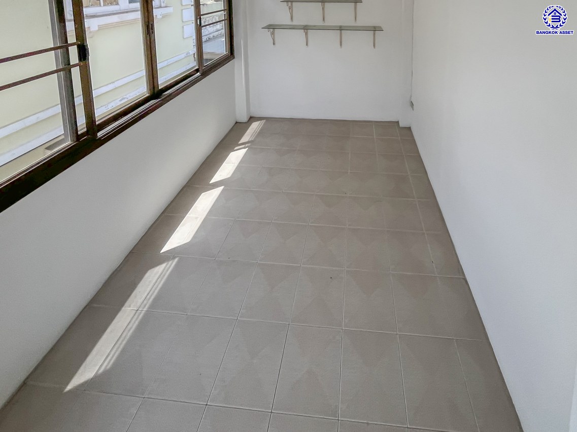 บ้านแฝดมือสองนนทบุรี โครงการ เพชรลดา ท่าอิฐ เนื้อที่ 43 ตร.ว. พื้นที่ใช้สอย 150 ตร.ม. ฟังก์ชัน 3 ห้องนอน 3 ห้องน้ำ 1 ที่จอดรถ พร้อมแถมฟรี! เครื่องปรับกาศ บนทำเลเข้าออกได้หลากหลายเส้นทาง เชื่อมต่อถนนราชพฤกษ์ ใกล้รถไฟฟ้าสายสีม่วง "สถานีบางรักน้อยท่าอิฐ" และจุดขึ้นทางด่วน "งามวงศ์วาน" จองเลย!