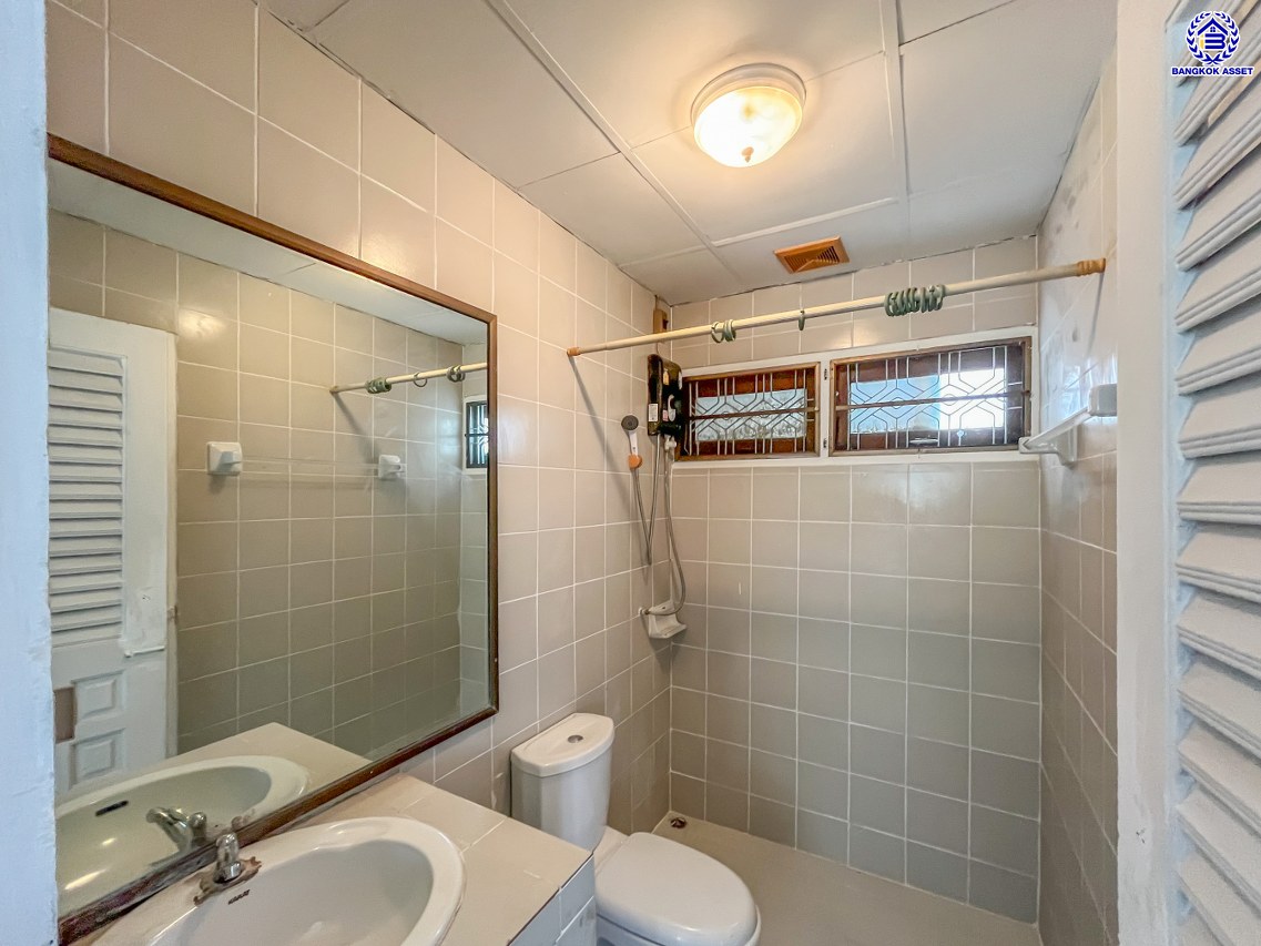 บ้านแฝดมือสองนนทบุรี โครงการ เพชรลดา ท่าอิฐ เนื้อที่ 43 ตร.ว. พื้นที่ใช้สอย 150 ตร.ม. ฟังก์ชัน 3 ห้องนอน 3 ห้องน้ำ 1 ที่จอดรถ พร้อมแถมฟรี! เครื่องปรับกาศ บนทำเลเข้าออกได้หลากหลายเส้นทาง เชื่อมต่อถนนราชพฤกษ์ ใกล้รถไฟฟ้าสายสีม่วง "สถานีบางรักน้อยท่าอิฐ" และจุดขึ้นทางด่วน "งามวงศ์วาน" จองเลย!