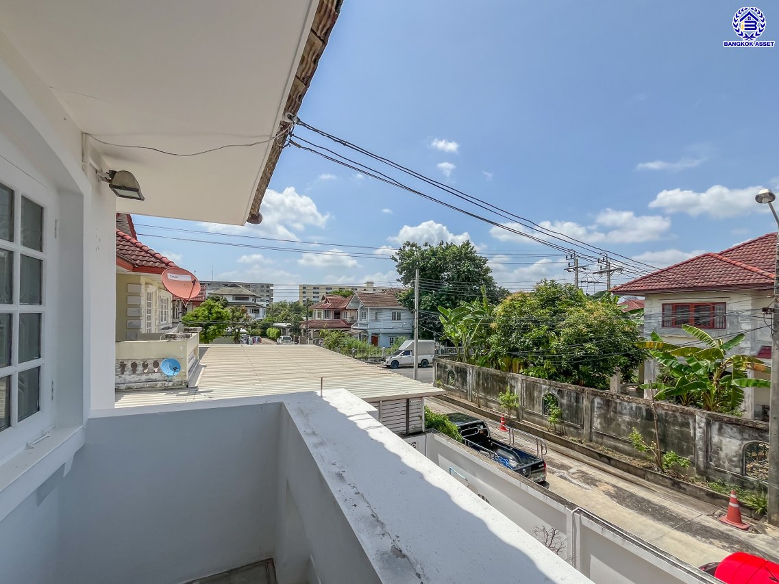 บ้านแฝดมือสองนนทบุรี โครงการ เพชรลดา ท่าอิฐ เนื้อที่ 43 ตร.ว. พื้นที่ใช้สอย 150 ตร.ม. ฟังก์ชัน 3 ห้องนอน 3 ห้องน้ำ 1 ที่จอดรถ พร้อมแถมฟรี! เครื่องปรับกาศ บนทำเลเข้าออกได้หลากหลายเส้นทาง เชื่อมต่อถนนราชพฤกษ์ ใกล้รถไฟฟ้าสายสีม่วง "สถานีบางรักน้อยท่าอิฐ" และจุดขึ้นทางด่วน "งามวงศ์วาน" จองเลย!