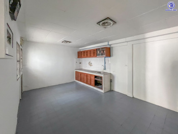 บ้านแฝดมือสองนนทบุรี โครงการ เพชรลดา ท่าอิฐ เนื้อที่ 43 ตร.ว. พื้นที่ใช้สอย 150 ตร.ม. ฟังก์ชัน 3 ห้องนอน 3 ห้องน้ำ 1 ที่จอดรถ พร้อมแถมฟรี! เครื่องปรับกาศ บนทำเลเข้าออกได้หลากหลายเส้นทาง เชื่อมต่อถนนราชพฤกษ์ ใกล้รถไฟฟ้าสายสีม่วง "สถานีบางรักน้อยท่าอิฐ" และจุดขึ้นทางด่วน "งามวงศ์วาน" จองเลย!