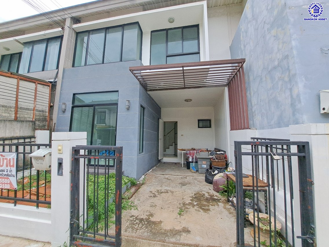 ทาวน์เฮ้าส์มือสองนนทบุรี โครงการ เดอะวิลล่า บางบัวทอง เนื้อที่ 18 ตร.ว. พื้นที่ใช้สอย 72 ตร.ม. ฟังก์ชัน 3 ห้องนอน 2 ห้องน้ำ 1 ที่จอดรถ ทำเลดีติดถนนกาญจนาภิเษก ใกล้รถไฟฟ้าสายสีม่วง "สถานีคลองบางไผ่" และใกล้จุดขึ้นทางด่วน "M81 บางใหญ่" จองเลย!