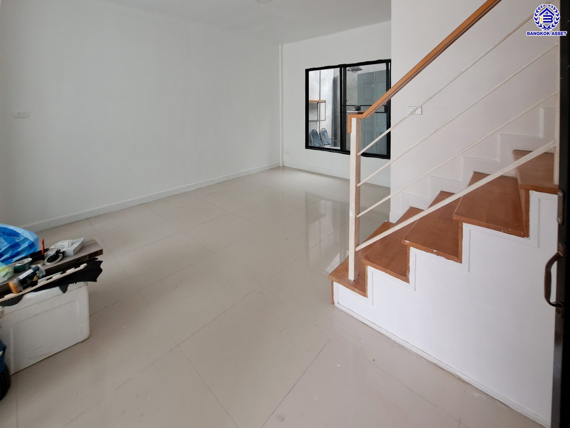 ทาวน์เฮ้าส์มือสองนนทบุรี โครงการ เดอะวิลล่า บางบัวทอง เนื้อที่ 18 ตร.ว. พื้นที่ใช้สอย 72 ตร.ม. ฟังก์ชัน 3 ห้องนอน 2 ห้องน้ำ 1 ที่จอดรถ ทำเลดีติดถนนกาญจนาภิเษก ใกล้รถไฟฟ้าสายสีม่วง "สถานีคลองบางไผ่" และใกล้จุดขึ้นทางด่วน "M81 บางใหญ่" จองเลย!