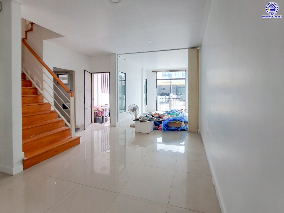 ทาวน์เฮ้าส์มือสองนนทบุรี โครงการ เดอะวิลล่า บางบัวทอง เนื้อที่ 18 ตร.ว. พื้นที่ใช้สอย 72 ตร.ม. ฟังก์ชัน 3 ห้องนอน 2 ห้องน้ำ 1 ที่จอดรถ ทำเลดีติดถนนกาญจนาภิเษก ใกล้รถไฟฟ้าสายสีม่วง "สถานีคลองบางไผ่" และใกล้จุดขึ้นทางด่วน "M81 บางใหญ่" จองเลย!