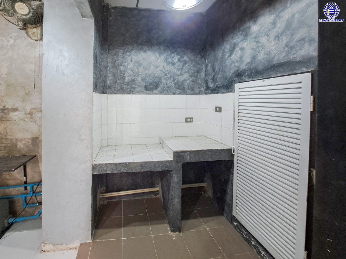 ทาวน์เฮ้าส์มือสองนนทบุรี โครงการ เดอะวิลล่า บางบัวทอง เนื้อที่ 18 ตร.ว. พื้นที่ใช้สอย 72 ตร.ม. ฟังก์ชัน 3 ห้องนอน 2 ห้องน้ำ 1 ที่จอดรถ ทำเลดีติดถนนกาญจนาภิเษก ใกล้รถไฟฟ้าสายสีม่วง "สถานีคลองบางไผ่" และใกล้จุดขึ้นทางด่วน "M81 บางใหญ่" จองเลย!