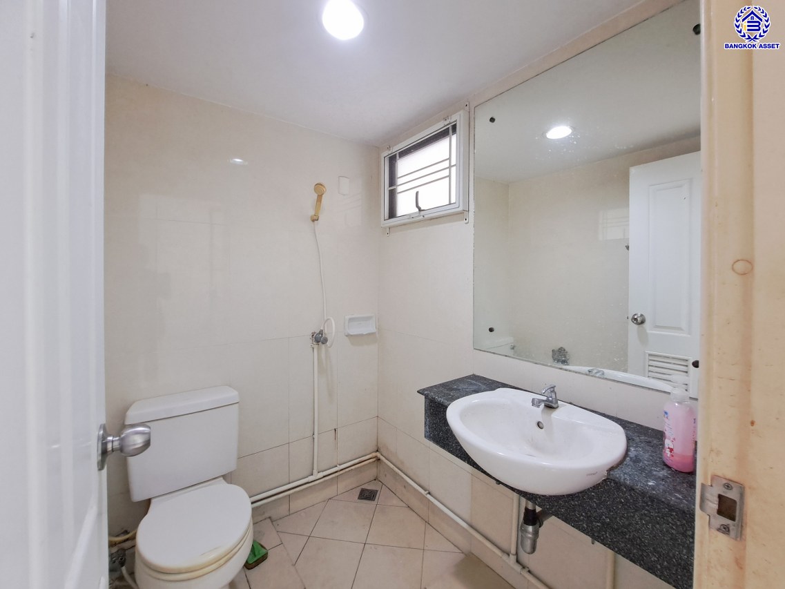 ทาวน์เฮ้าส์มือสองนนทบุรี โครงการ เดอะวิลล่า บางบัวทอง เนื้อที่ 18 ตร.ว. พื้นที่ใช้สอย 72 ตร.ม. ฟังก์ชัน 3 ห้องนอน 2 ห้องน้ำ 1 ที่จอดรถ ทำเลดีติดถนนกาญจนาภิเษก ใกล้รถไฟฟ้าสายสีม่วง "สถานีคลองบางไผ่" และใกล้จุดขึ้นทางด่วน "M81 บางใหญ่" จองเลย!