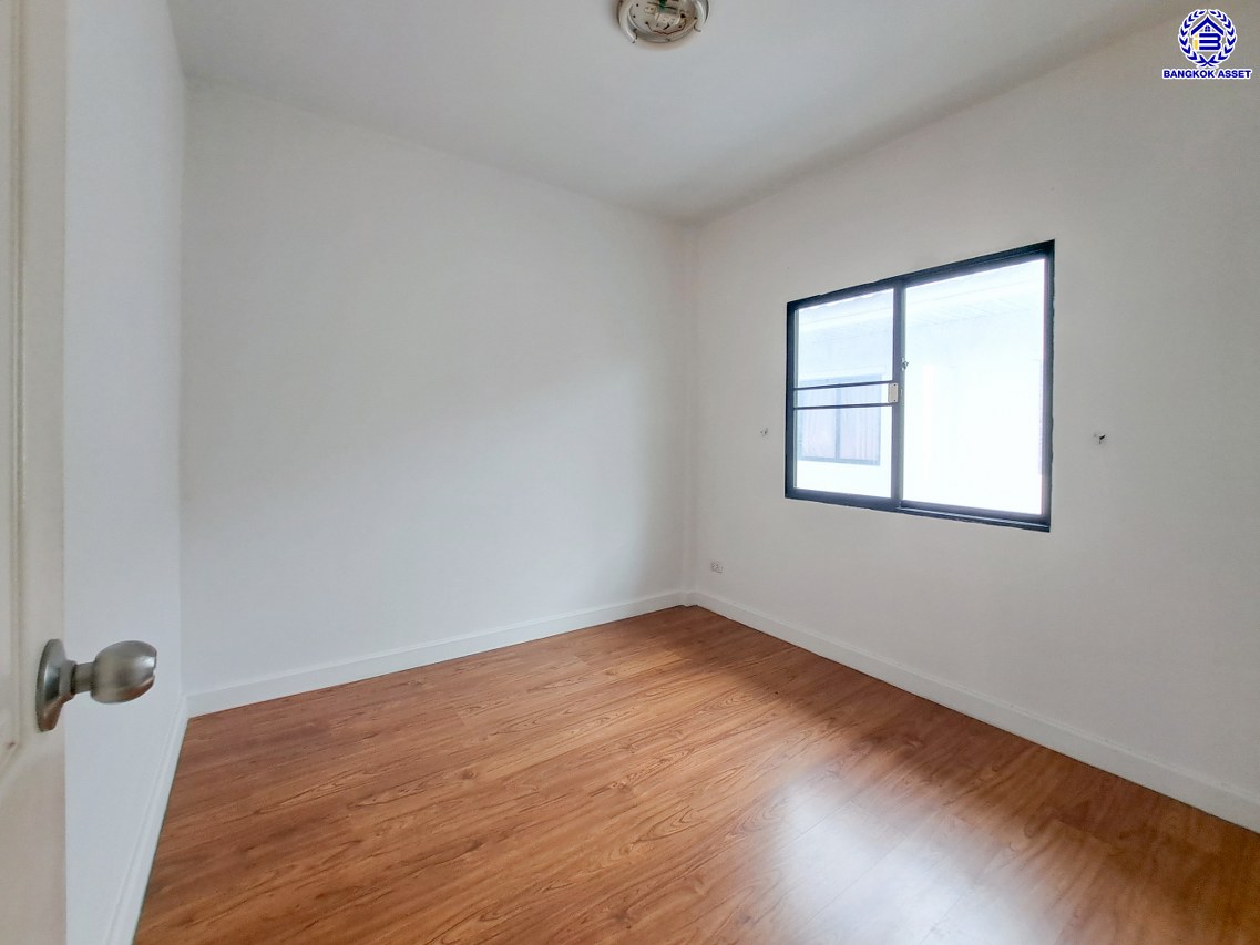 ทาวน์เฮ้าส์มือสองนนทบุรี โครงการ เดอะวิลล่า บางบัวทอง เนื้อที่ 18 ตร.ว. พื้นที่ใช้สอย 72 ตร.ม. ฟังก์ชัน 3 ห้องนอน 2 ห้องน้ำ 1 ที่จอดรถ ทำเลดีติดถนนกาญจนาภิเษก ใกล้รถไฟฟ้าสายสีม่วง "สถานีคลองบางไผ่" และใกล้จุดขึ้นทางด่วน "M81 บางใหญ่" จองเลย!