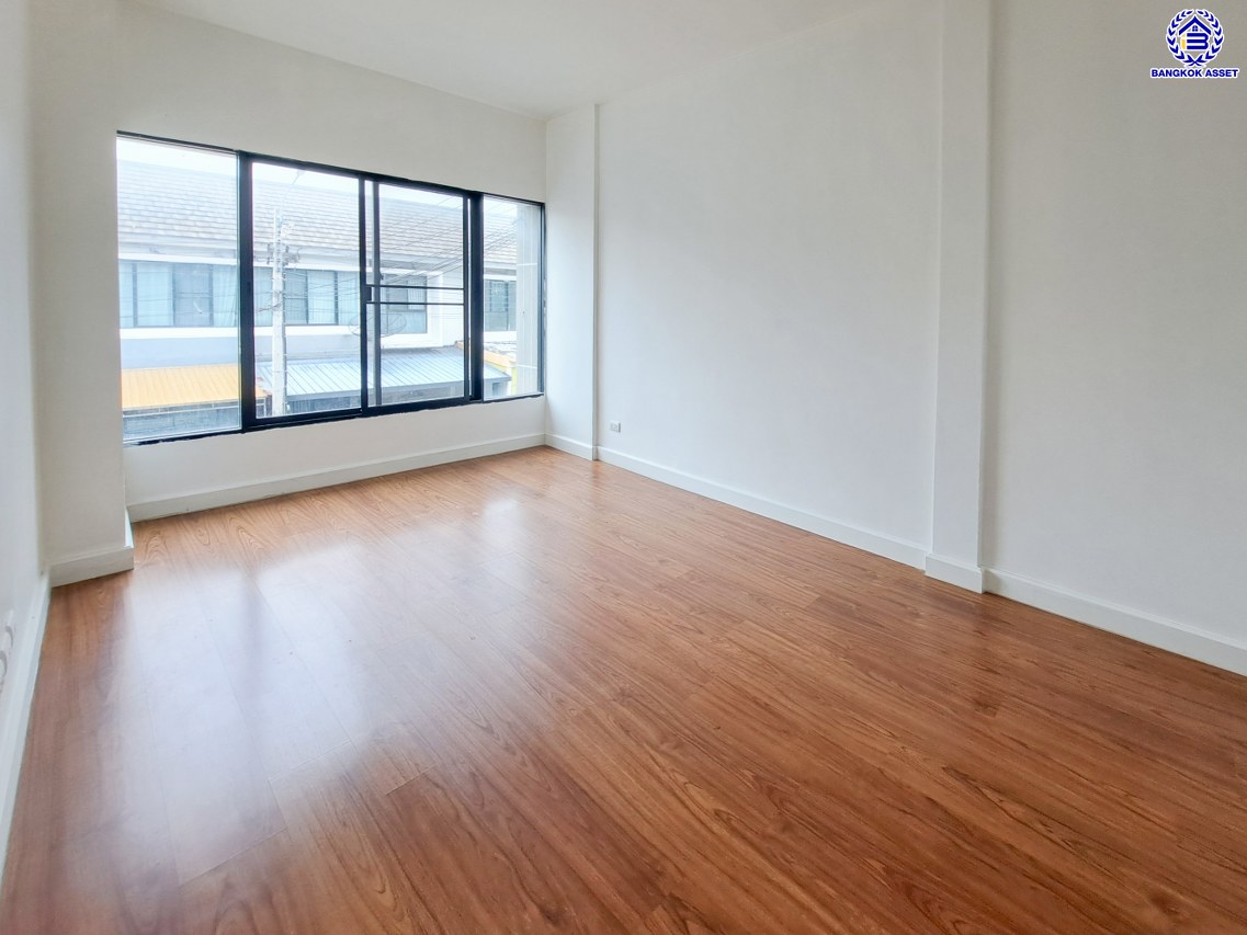 ทาวน์เฮ้าส์มือสองนนทบุรี โครงการ เดอะวิลล่า บางบัวทอง เนื้อที่ 18 ตร.ว. พื้นที่ใช้สอย 72 ตร.ม. ฟังก์ชัน 3 ห้องนอน 2 ห้องน้ำ 1 ที่จอดรถ ทำเลดีติดถนนกาญจนาภิเษก ใกล้รถไฟฟ้าสายสีม่วง "สถานีคลองบางไผ่" และใกล้จุดขึ้นทางด่วน "M81 บางใหญ่" จองเลย!