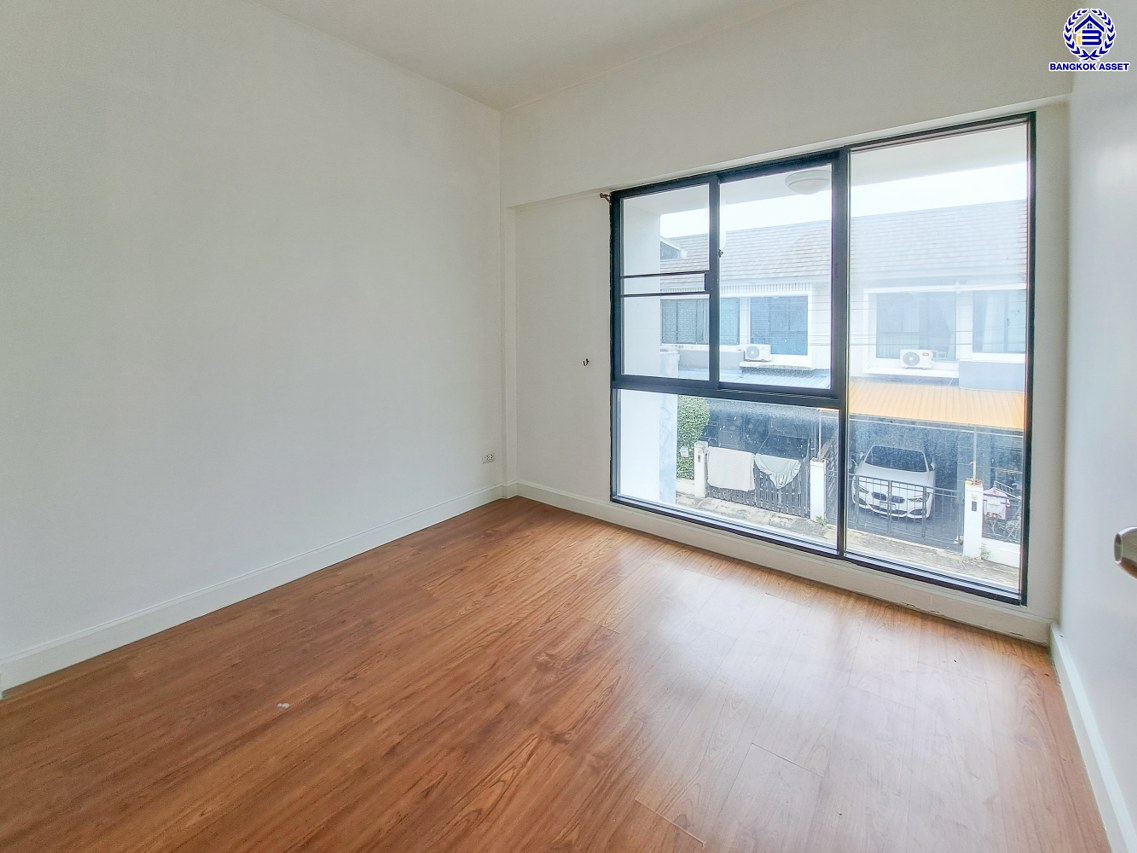 ทาวน์เฮ้าส์มือสองนนทบุรี โครงการ เดอะวิลล่า บางบัวทอง เนื้อที่ 18 ตร.ว. พื้นที่ใช้สอย 72 ตร.ม. ฟังก์ชัน 3 ห้องนอน 2 ห้องน้ำ 1 ที่จอดรถ ทำเลดีติดถนนกาญจนาภิเษก ใกล้รถไฟฟ้าสายสีม่วง "สถานีคลองบางไผ่" และใกล้จุดขึ้นทางด่วน "M81 บางใหญ่" จองเลย!