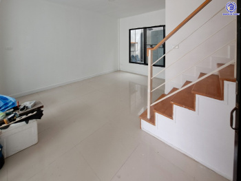 ทาวน์เฮ้าส์มือสองนนทบุรี โครงการ เดอะวิลล่า บางบัวทอง เนื้อที่ 18 ตร.ว. พื้นที่ใช้สอย 72 ตร.ม. ฟังก์ชัน 3 ห้องนอน 2 ห้องน้ำ 1 ที่จอดรถ ทำเลดีติดถนนกาญจนาภิเษก ใกล้รถไฟฟ้าสายสีม่วง "สถานีคลองบางไผ่" และใกล้จุดขึ้นทางด่วน "M81 บางใหญ่" จองเลย!