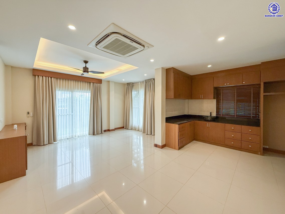 บ้านเดี่ยวมือสองนนทบุรี โครงการ คาซ่าพรีเมี่ยม ราชพฤกษ์-พระราม5 หลังมุม 3 ชั้น แบรนด์ Q.House เนื้อที่ 71.30 ตร.ว. พื้นที่ใช้สอย 350 ตร.ม. ฟังก์ชัน 4 ห้องนอน 5 ห้องน้ำ จอดรถได้ 2 คัน บ้านสวยสภาพดี บนทำเลติดถนน เชื่อมต่อทุกเส้นทาง ใกล้ตลาดเจ้าพระยา, เดอะวอล์ค, ร.ร.เตรียมอุดมศึกษาฯ เซ็นทรัลเวสต์เกต และรถไฟฟ้า "สถานีบางพลู"