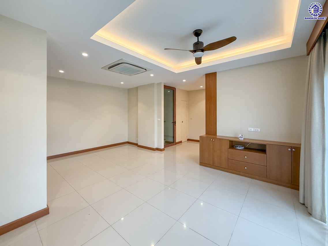 บ้านเดี่ยวมือสองนนทบุรี โครงการ คาซ่าพรีเมี่ยม ราชพฤกษ์-พระราม5 หลังมุม 3 ชั้น แบรนด์ Q.House เนื้อที่ 71.30 ตร.ว. พื้นที่ใช้สอย 350 ตร.ม. ฟังก์ชัน 4 ห้องนอน 5 ห้องน้ำ จอดรถได้ 2 คัน บ้านสวยสภาพดี บนทำเลติดถนน เชื่อมต่อทุกเส้นทาง ใกล้ตลาดเจ้าพระยา, เดอะวอล์ค, ร.ร.เตรียมอุดมศึกษาฯ เซ็นทรัลเวสต์เกต และรถไฟฟ้า "สถานีบางพลู"