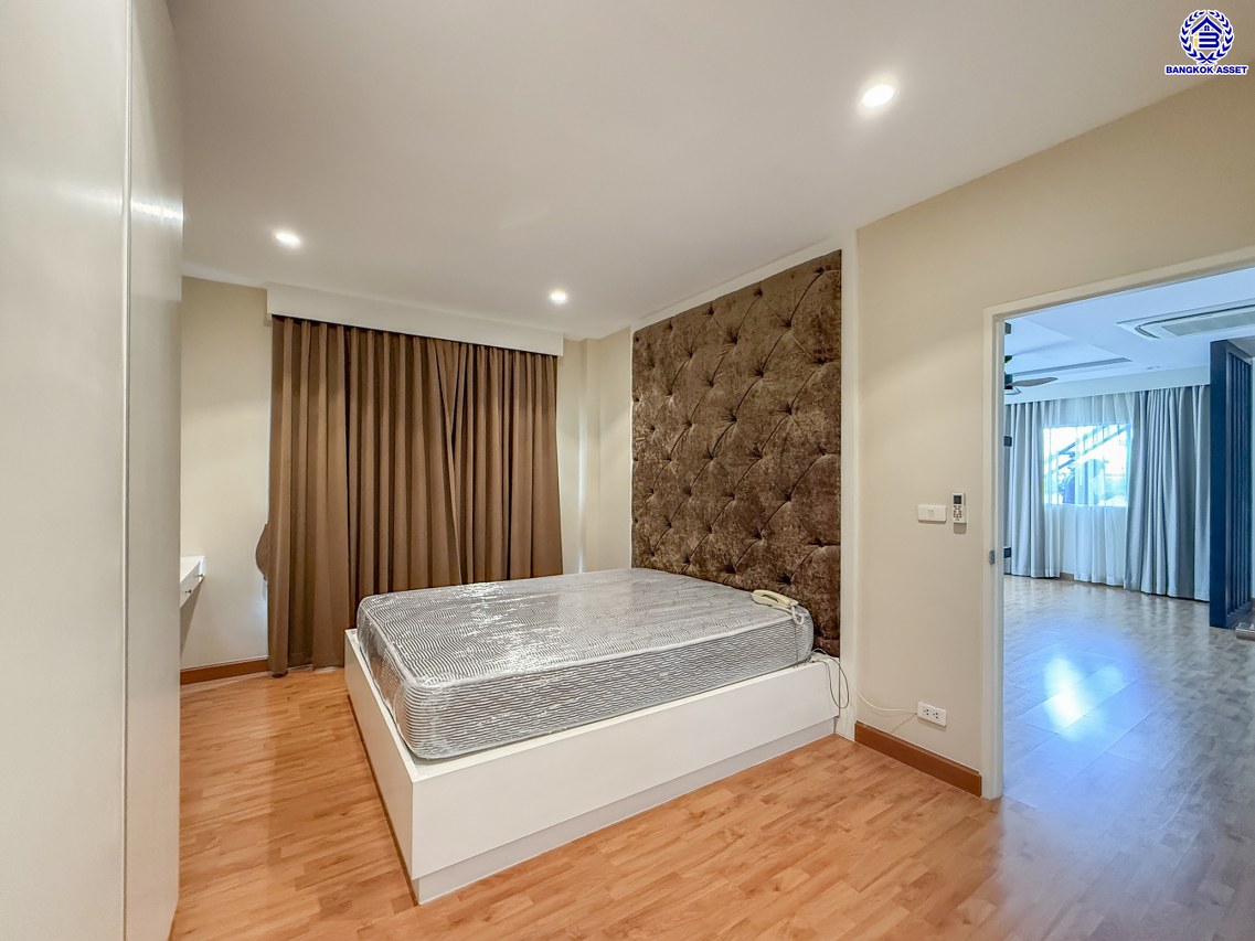 บ้านเดี่ยวมือสองนนทบุรี โครงการ คาซ่าพรีเมี่ยม ราชพฤกษ์-พระราม5 หลังมุม 3 ชั้น แบรนด์ Q.House เนื้อที่ 71.30 ตร.ว. พื้นที่ใช้สอย 350 ตร.ม. ฟังก์ชัน 4 ห้องนอน 5 ห้องน้ำ จอดรถได้ 2 คัน บ้านสวยสภาพดี บนทำเลติดถนน เชื่อมต่อทุกเส้นทาง ใกล้ตลาดเจ้าพระยา, เดอะวอล์ค, ร.ร.เตรียมอุดมศึกษาฯ เซ็นทรัลเวสต์เกต และรถไฟฟ้า "สถานีบางพลู"