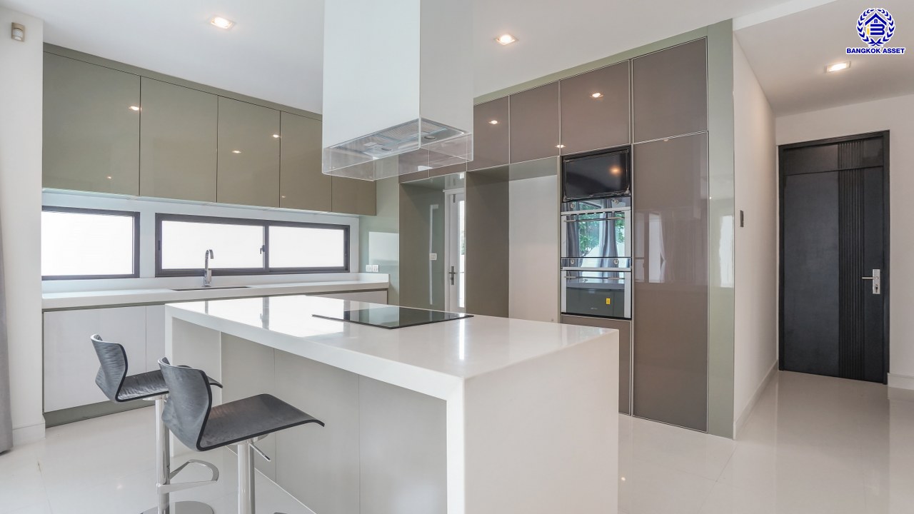 บ้านเดี่ยวมือสองนนทบุรี โครงการ ลดาวัลย์ รัตนาธิเบศร์ หลังมุม จากแบรนด์ Land and Houses สภาพดี แถมฟรี! เครื่องปรับอากาศ และเฟอร์นิเจอร์บิ้วอินให้พร้อมเข้าอยู่ บนเนื้อที่ 200.30 ตร.ว. พื้นที่ใช้สอยกว้างถึง 398 ตร.ม. ฟังก์ชัน 4 ห้องนอน 4 ห้องน้ำ จอดรถได้ 4 คัน บนที่สุดแห่งทำเลโซนเมือง เชื่อมต่อถนนรัตนาธิเบศร์ ใกล้เซ็นทรัลรัตนาธิเบศร์ จุดขึ้นทางด่วน "งามวงศ์วาน" และรถไฟฟ้าสายสีม่วง "สถานีบางรักน้อยท่าอิฐ"