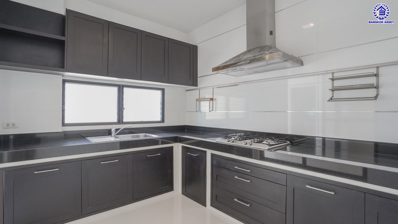 บ้านเดี่ยวมือสองนนทบุรี โครงการ ลดาวัลย์ รัตนาธิเบศร์ หลังมุม จากแบรนด์ Land and Houses สภาพดี แถมฟรี! เครื่องปรับอากาศ และเฟอร์นิเจอร์บิ้วอินให้พร้อมเข้าอยู่ บนเนื้อที่ 200.30 ตร.ว. พื้นที่ใช้สอยกว้างถึง 398 ตร.ม. ฟังก์ชัน 4 ห้องนอน 4 ห้องน้ำ จอดรถได้ 4 คัน บนที่สุดแห่งทำเลโซนเมือง เชื่อมต่อถนนรัตนาธิเบศร์ ใกล้เซ็นทรัลรัตนาธิเบศร์ จุดขึ้นทางด่วน "งามวงศ์วาน" และรถไฟฟ้าสายสีม่วง "สถานีบางรักน้อยท่าอิฐ"