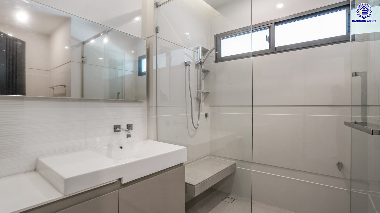 บ้านเดี่ยวมือสองนนทบุรี โครงการ ลดาวัลย์ รัตนาธิเบศร์ หลังมุม จากแบรนด์ Land and Houses สภาพดี แถมฟรี! เครื่องปรับอากาศ และเฟอร์นิเจอร์บิ้วอินให้พร้อมเข้าอยู่ บนเนื้อที่ 200.30 ตร.ว. พื้นที่ใช้สอยกว้างถึง 398 ตร.ม. ฟังก์ชัน 4 ห้องนอน 4 ห้องน้ำ จอดรถได้ 4 คัน บนที่สุดแห่งทำเลโซนเมือง เชื่อมต่อถนนรัตนาธิเบศร์ ใกล้เซ็นทรัลรัตนาธิเบศร์ จุดขึ้นทางด่วน "งามวงศ์วาน" และรถไฟฟ้าสายสีม่วง "สถานีบางรักน้อยท่าอิฐ"