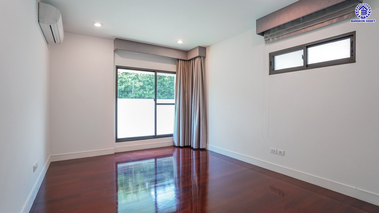 บ้านเดี่ยวมือสองนนทบุรี โครงการ ลดาวัลย์ รัตนาธิเบศร์ หลังมุม จากแบรนด์ Land and Houses สภาพดี แถมฟรี! เครื่องปรับอากาศ และเฟอร์นิเจอร์บิ้วอินให้พร้อมเข้าอยู่ บนเนื้อที่ 200.30 ตร.ว. พื้นที่ใช้สอยกว้างถึง 398 ตร.ม. ฟังก์ชัน 4 ห้องนอน 4 ห้องน้ำ จอดรถได้ 4 คัน บนที่สุดแห่งทำเลโซนเมือง เชื่อมต่อถนนรัตนาธิเบศร์ ใกล้เซ็นทรัลรัตนาธิเบศร์ จุดขึ้นทางด่วน "งามวงศ์วาน" และรถไฟฟ้าสายสีม่วง "สถานีบางรักน้อยท่าอิฐ"