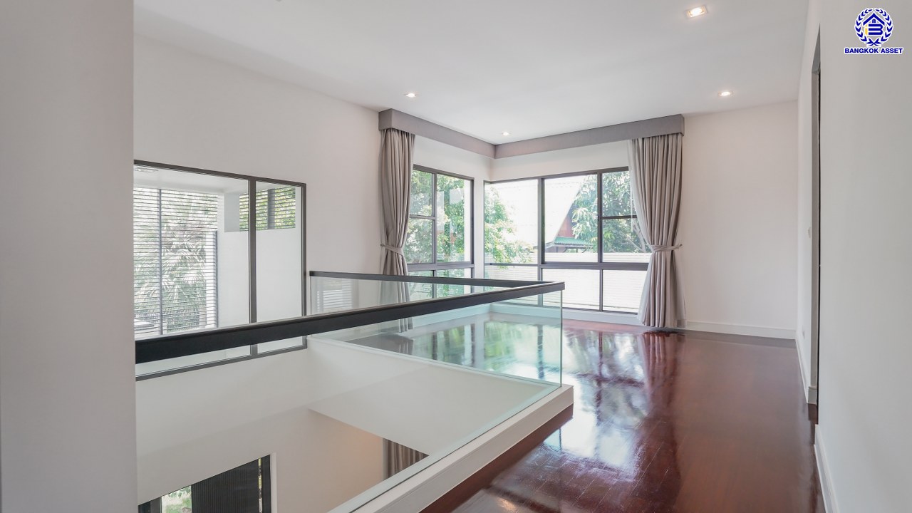 บ้านเดี่ยวมือสองนนทบุรี โครงการ ลดาวัลย์ รัตนาธิเบศร์ หลังมุม จากแบรนด์ Land and Houses สภาพดี แถมฟรี! เครื่องปรับอากาศ และเฟอร์นิเจอร์บิ้วอินให้พร้อมเข้าอยู่ บนเนื้อที่ 200.30 ตร.ว. พื้นที่ใช้สอยกว้างถึง 398 ตร.ม. ฟังก์ชัน 4 ห้องนอน 4 ห้องน้ำ จอดรถได้ 4 คัน บนที่สุดแห่งทำเลโซนเมือง เชื่อมต่อถนนรัตนาธิเบศร์ ใกล้เซ็นทรัลรัตนาธิเบศร์ จุดขึ้นทางด่วน "งามวงศ์วาน" และรถไฟฟ้าสายสีม่วง "สถานีบางรักน้อยท่าอิฐ"