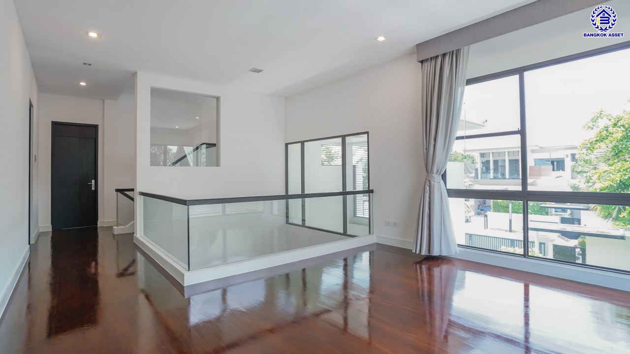 บ้านเดี่ยวมือสองนนทบุรี โครงการ ลดาวัลย์ รัตนาธิเบศร์ หลังมุม จากแบรนด์ Land and Houses สภาพดี แถมฟรี! เครื่องปรับอากาศ และเฟอร์นิเจอร์บิ้วอินให้พร้อมเข้าอยู่ บนเนื้อที่ 200.30 ตร.ว. พื้นที่ใช้สอยกว้างถึง 398 ตร.ม. ฟังก์ชัน 4 ห้องนอน 4 ห้องน้ำ จอดรถได้ 4 คัน บนที่สุดแห่งทำเลโซนเมือง เชื่อมต่อถนนรัตนาธิเบศร์ ใกล้เซ็นทรัลรัตนาธิเบศร์ จุดขึ้นทางด่วน "งามวงศ์วาน" และรถไฟฟ้าสายสีม่วง "สถานีบางรักน้อยท่าอิฐ"