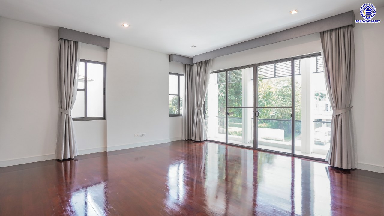 บ้านเดี่ยวมือสองนนทบุรี โครงการ ลดาวัลย์ รัตนาธิเบศร์ หลังมุม จากแบรนด์ Land and Houses สภาพดี แถมฟรี! เครื่องปรับอากาศ และเฟอร์นิเจอร์บิ้วอินให้พร้อมเข้าอยู่ บนเนื้อที่ 200.30 ตร.ว. พื้นที่ใช้สอยกว้างถึง 398 ตร.ม. ฟังก์ชัน 4 ห้องนอน 4 ห้องน้ำ จอดรถได้ 4 คัน บนที่สุดแห่งทำเลโซนเมือง เชื่อมต่อถนนรัตนาธิเบศร์ ใกล้เซ็นทรัลรัตนาธิเบศร์ จุดขึ้นทางด่วน "งามวงศ์วาน" และรถไฟฟ้าสายสีม่วง "สถานีบางรักน้อยท่าอิฐ"