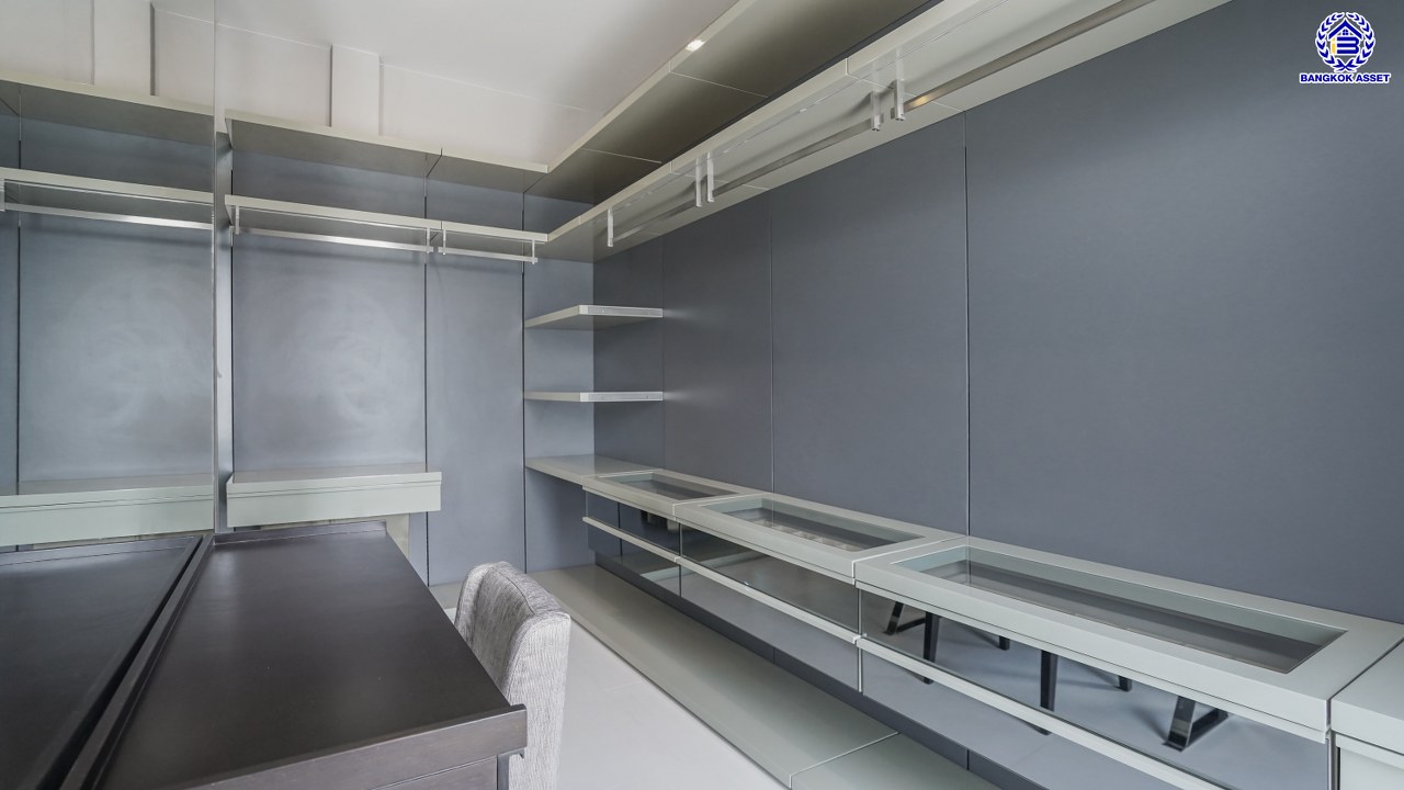 บ้านเดี่ยวมือสองนนทบุรี โครงการ ลดาวัลย์ รัตนาธิเบศร์ หลังมุม จากแบรนด์ Land and Houses สภาพดี แถมฟรี! เครื่องปรับอากาศ และเฟอร์นิเจอร์บิ้วอินให้พร้อมเข้าอยู่ บนเนื้อที่ 200.30 ตร.ว. พื้นที่ใช้สอยกว้างถึง 398 ตร.ม. ฟังก์ชัน 4 ห้องนอน 4 ห้องน้ำ จอดรถได้ 4 คัน บนที่สุดแห่งทำเลโซนเมือง เชื่อมต่อถนนรัตนาธิเบศร์ ใกล้เซ็นทรัลรัตนาธิเบศร์ จุดขึ้นทางด่วน "งามวงศ์วาน" และรถไฟฟ้าสายสีม่วง "สถานีบางรักน้อยท่าอิฐ"