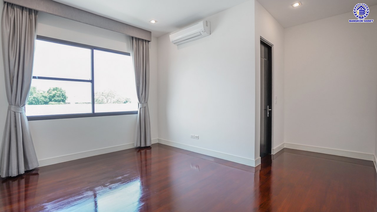 บ้านเดี่ยวมือสองนนทบุรี โครงการ ลดาวัลย์ รัตนาธิเบศร์ หลังมุม จากแบรนด์ Land and Houses สภาพดี แถมฟรี! เครื่องปรับอากาศ และเฟอร์นิเจอร์บิ้วอินให้พร้อมเข้าอยู่ บนเนื้อที่ 200.30 ตร.ว. พื้นที่ใช้สอยกว้างถึง 398 ตร.ม. ฟังก์ชัน 4 ห้องนอน 4 ห้องน้ำ จอดรถได้ 4 คัน บนที่สุดแห่งทำเลโซนเมือง เชื่อมต่อถนนรัตนาธิเบศร์ ใกล้เซ็นทรัลรัตนาธิเบศร์ จุดขึ้นทางด่วน "งามวงศ์วาน" และรถไฟฟ้าสายสีม่วง "สถานีบางรักน้อยท่าอิฐ"