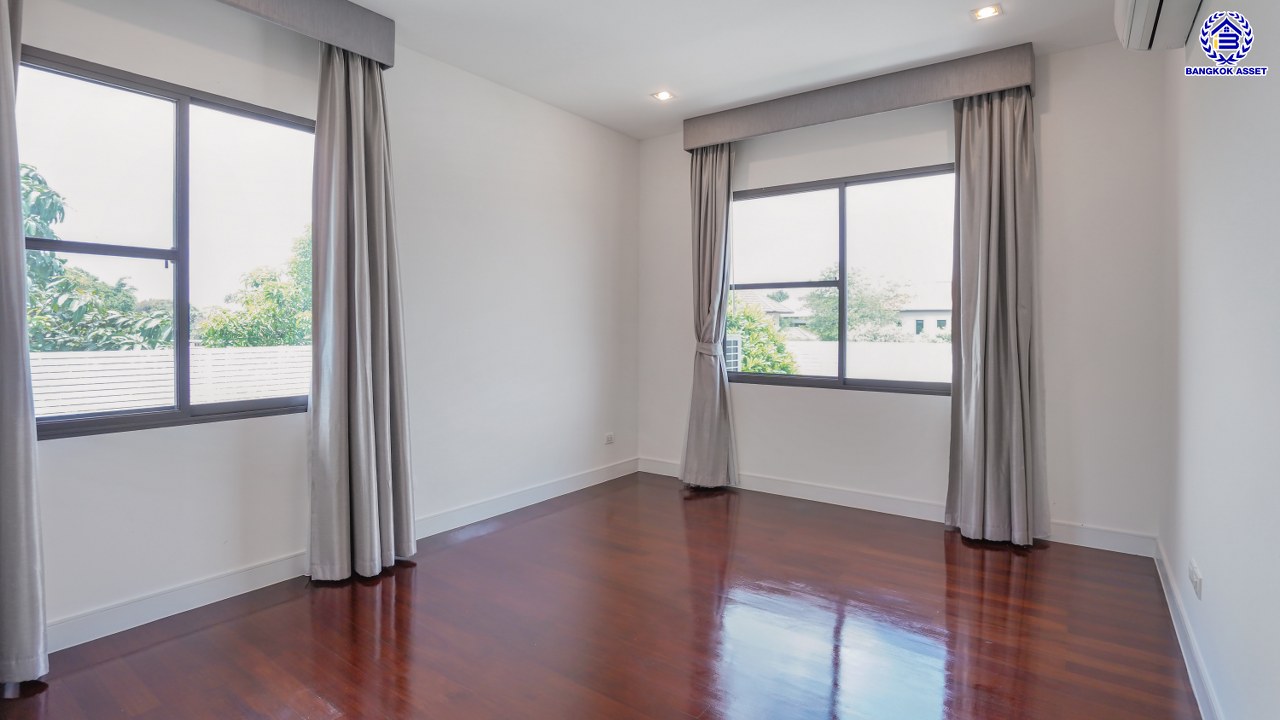 บ้านเดี่ยวมือสองนนทบุรี โครงการ ลดาวัลย์ รัตนาธิเบศร์ หลังมุม จากแบรนด์ Land and Houses สภาพดี แถมฟรี! เครื่องปรับอากาศ และเฟอร์นิเจอร์บิ้วอินให้พร้อมเข้าอยู่ บนเนื้อที่ 200.30 ตร.ว. พื้นที่ใช้สอยกว้างถึง 398 ตร.ม. ฟังก์ชัน 4 ห้องนอน 4 ห้องน้ำ จอดรถได้ 4 คัน บนที่สุดแห่งทำเลโซนเมือง เชื่อมต่อถนนรัตนาธิเบศร์ ใกล้เซ็นทรัลรัตนาธิเบศร์ จุดขึ้นทางด่วน "งามวงศ์วาน" และรถไฟฟ้าสายสีม่วง "สถานีบางรักน้อยท่าอิฐ"