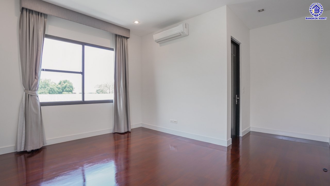 บ้านเดี่ยวมือสองนนทบุรี โครงการ ลดาวัลย์ รัตนาธิเบศร์ หลังมุม จากแบรนด์ Land and Houses สภาพดี แถมฟรี! เครื่องปรับอากาศ และเฟอร์นิเจอร์บิ้วอินให้พร้อมเข้าอยู่ บนเนื้อที่ 200.30 ตร.ว. พื้นที่ใช้สอยกว้างถึง 398 ตร.ม. ฟังก์ชัน 4 ห้องนอน 4 ห้องน้ำ จอดรถได้ 4 คัน บนที่สุดแห่งทำเลโซนเมือง เชื่อมต่อถนนรัตนาธิเบศร์ ใกล้เซ็นทรัลรัตนาธิเบศร์ จุดขึ้นทางด่วน "งามวงศ์วาน" และรถไฟฟ้าสายสีม่วง "สถานีบางรักน้อยท่าอิฐ"