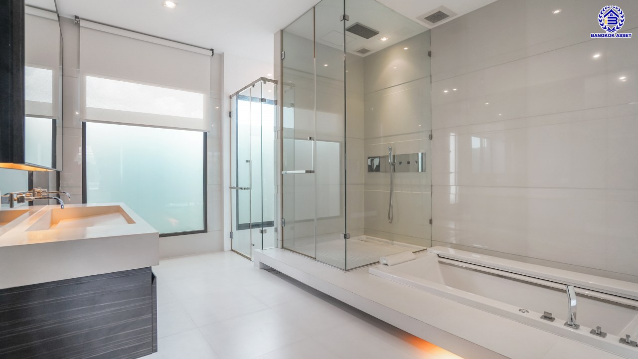 บ้านเดี่ยวมือสองนนทบุรี โครงการ ลดาวัลย์ รัตนาธิเบศร์ หลังมุม จากแบรนด์ Land and Houses สภาพดี แถมฟรี! เครื่องปรับอากาศ และเฟอร์นิเจอร์บิ้วอินให้พร้อมเข้าอยู่ บนเนื้อที่ 200.30 ตร.ว. พื้นที่ใช้สอยกว้างถึง 398 ตร.ม. ฟังก์ชัน 4 ห้องนอน 4 ห้องน้ำ จอดรถได้ 4 คัน บนที่สุดแห่งทำเลโซนเมือง เชื่อมต่อถนนรัตนาธิเบศร์ ใกล้เซ็นทรัลรัตนาธิเบศร์ จุดขึ้นทางด่วน "งามวงศ์วาน" และรถไฟฟ้าสายสีม่วง "สถานีบางรักน้อยท่าอิฐ"