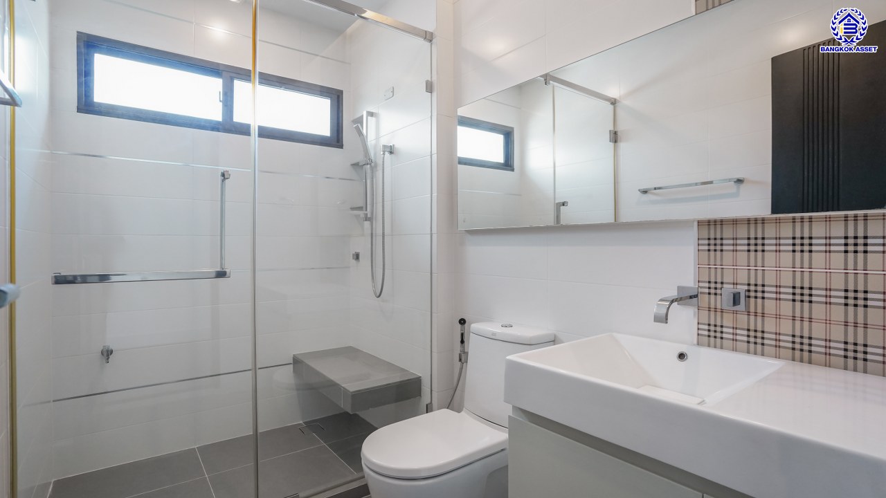 บ้านเดี่ยวมือสองนนทบุรี โครงการ ลดาวัลย์ รัตนาธิเบศร์ หลังมุม จากแบรนด์ Land and Houses สภาพดี แถมฟรี! เครื่องปรับอากาศ และเฟอร์นิเจอร์บิ้วอินให้พร้อมเข้าอยู่ บนเนื้อที่ 200.30 ตร.ว. พื้นที่ใช้สอยกว้างถึง 398 ตร.ม. ฟังก์ชัน 4 ห้องนอน 4 ห้องน้ำ จอดรถได้ 4 คัน บนที่สุดแห่งทำเลโซนเมือง เชื่อมต่อถนนรัตนาธิเบศร์ ใกล้เซ็นทรัลรัตนาธิเบศร์ จุดขึ้นทางด่วน "งามวงศ์วาน" และรถไฟฟ้าสายสีม่วง "สถานีบางรักน้อยท่าอิฐ"