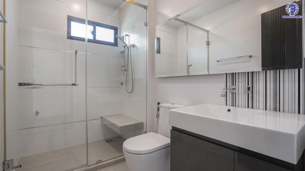 บ้านเดี่ยวมือสองนนทบุรี โครงการ ลดาวัลย์ รัตนาธิเบศร์ หลังมุม จากแบรนด์ Land and Houses สภาพดี แถมฟรี! เครื่องปรับอากาศ และเฟอร์นิเจอร์บิ้วอินให้พร้อมเข้าอยู่ บนเนื้อที่ 200.30 ตร.ว. พื้นที่ใช้สอยกว้างถึง 398 ตร.ม. ฟังก์ชัน 4 ห้องนอน 4 ห้องน้ำ จอดรถได้ 4 คัน บนที่สุดแห่งทำเลโซนเมือง เชื่อมต่อถนนรัตนาธิเบศร์ ใกล้เซ็นทรัลรัตนาธิเบศร์ จุดขึ้นทางด่วน "งามวงศ์วาน" และรถไฟฟ้าสายสีม่วง "สถานีบางรักน้อยท่าอิฐ"