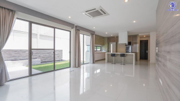 บ้านเดี่ยวมือสองนนทบุรี โครงการ ลดาวัลย์ รัตนาธิเบศร์ หลังมุม จากแบรนด์ Land and Houses สภาพดี แถมฟรี! เครื่องปรับอากาศ และเฟอร์นิเจอร์บิ้วอินให้พร้อมเข้าอยู่ บนเนื้อที่ 200.30 ตร.ว. พื้นที่ใช้สอยกว้างถึง 398 ตร.ม. ฟังก์ชัน 4 ห้องนอน 4 ห้องน้ำ จอดรถได้ 4 คัน บนที่สุดแห่งทำเลโซนเมือง เชื่อมต่อถนนรัตนาธิเบศร์ ใกล้เซ็นทรัลรัตนาธิเบศร์ จุดขึ้นทางด่วน "งามวงศ์วาน" และรถไฟฟ้าสายสีม่วง "สถานีบางรักน้อยท่าอิฐ"