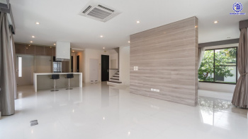 บ้านเดี่ยวมือสองนนทบุรี โครงการ ลดาวัลย์ รัตนาธิเบศร์ หลังมุม จากแบรนด์ Land and Houses สภาพดี แถมฟรี! เครื่องปรับอากาศ และเฟอร์นิเจอร์บิ้วอินให้พร้อมเข้าอยู่ บนเนื้อที่ 200.30 ตร.ว. พื้นที่ใช้สอยกว้างถึง 398 ตร.ม. ฟังก์ชัน 4 ห้องนอน 4 ห้องน้ำ จอดรถได้ 4 คัน บนที่สุดแห่งทำเลโซนเมือง เชื่อมต่อถนนรัตนาธิเบศร์ ใกล้เซ็นทรัลรัตนาธิเบศร์ จุดขึ้นทางด่วน "งามวงศ์วาน" และรถไฟฟ้าสายสีม่วง "สถานีบางรักน้อยท่าอิฐ"