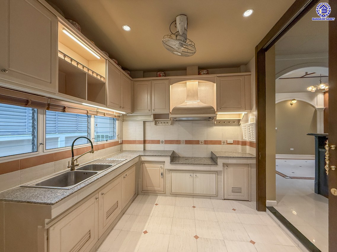 บ้านเดี่ยวมือสองนนทบุรี โครงการ มัณฑนา ราชพฤกษ์ หลังมุม เนื้อที่ 93.70 ตร.ว. พื้นที่ใช้สอย 270 ตร.ม. ฟังก์ชัน 3 ห้องนอน 3 ห้องน้ำ 2 ที่จอดรถ บนทำเลเดินทางสะดวก เชื่อมต่อ ถนนกาญจนาภิเษก, ถนนรัตนาธิเบศร์ ใกล้รถไฟฟ้าสายสีม่วง "สถานีตลาดบางใหญ่" และจุดขึ้นทางด่วน "ศรีรัช"