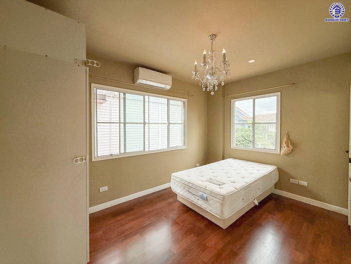 บ้านเดี่ยวมือสองนนทบุรี โครงการ มัณฑนา ราชพฤกษ์ หลังมุม เนื้อที่ 93.70 ตร.ว. พื้นที่ใช้สอย 270 ตร.ม. ฟังก์ชัน 3 ห้องนอน 3 ห้องน้ำ 2 ที่จอดรถ บนทำเลเดินทางสะดวก เชื่อมต่อ ถนนกาญจนาภิเษก, ถนนรัตนาธิเบศร์ ใกล้รถไฟฟ้าสายสีม่วง "สถานีตลาดบางใหญ่" และจุดขึ้นทางด่วน "ศรีรัช"