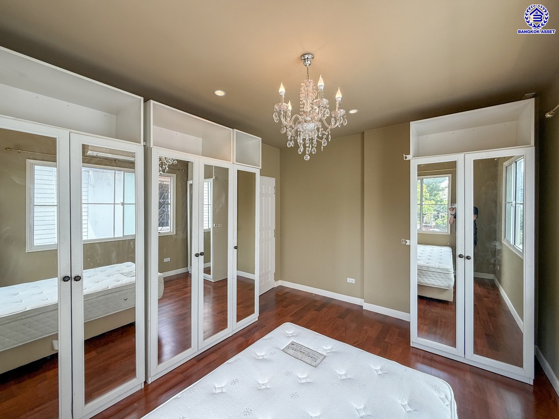 บ้านเดี่ยวมือสองนนทบุรี โครงการ มัณฑนา ราชพฤกษ์ หลังมุม เนื้อที่ 93.70 ตร.ว. พื้นที่ใช้สอย 270 ตร.ม. ฟังก์ชัน 3 ห้องนอน 3 ห้องน้ำ 2 ที่จอดรถ บนทำเลเดินทางสะดวก เชื่อมต่อ ถนนกาญจนาภิเษก, ถนนรัตนาธิเบศร์ ใกล้รถไฟฟ้าสายสีม่วง "สถานีตลาดบางใหญ่" และจุดขึ้นทางด่วน "ศรีรัช"