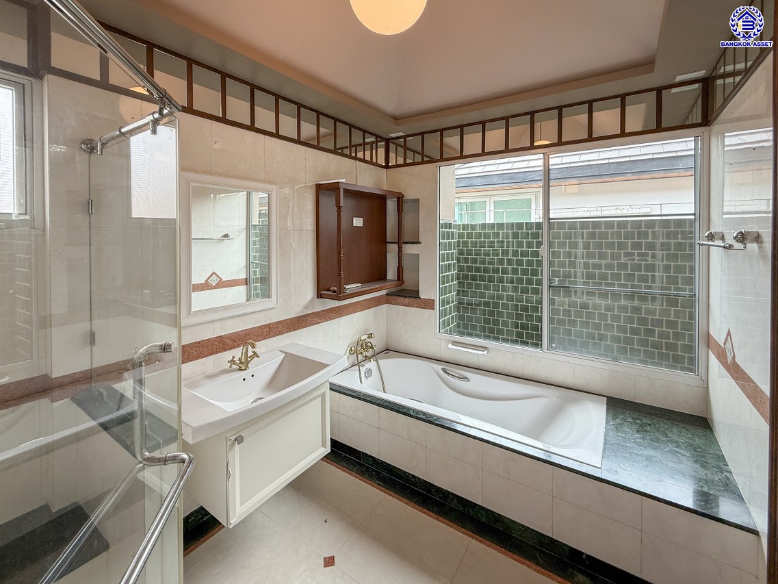 บ้านเดี่ยวมือสองนนทบุรี โครงการ มัณฑนา ราชพฤกษ์ หลังมุม เนื้อที่ 93.70 ตร.ว. พื้นที่ใช้สอย 270 ตร.ม. ฟังก์ชัน 3 ห้องนอน 3 ห้องน้ำ 2 ที่จอดรถ บนทำเลเดินทางสะดวก เชื่อมต่อ ถนนกาญจนาภิเษก, ถนนรัตนาธิเบศร์ ใกล้รถไฟฟ้าสายสีม่วง "สถานีตลาดบางใหญ่" และจุดขึ้นทางด่วน "ศรีรัช"