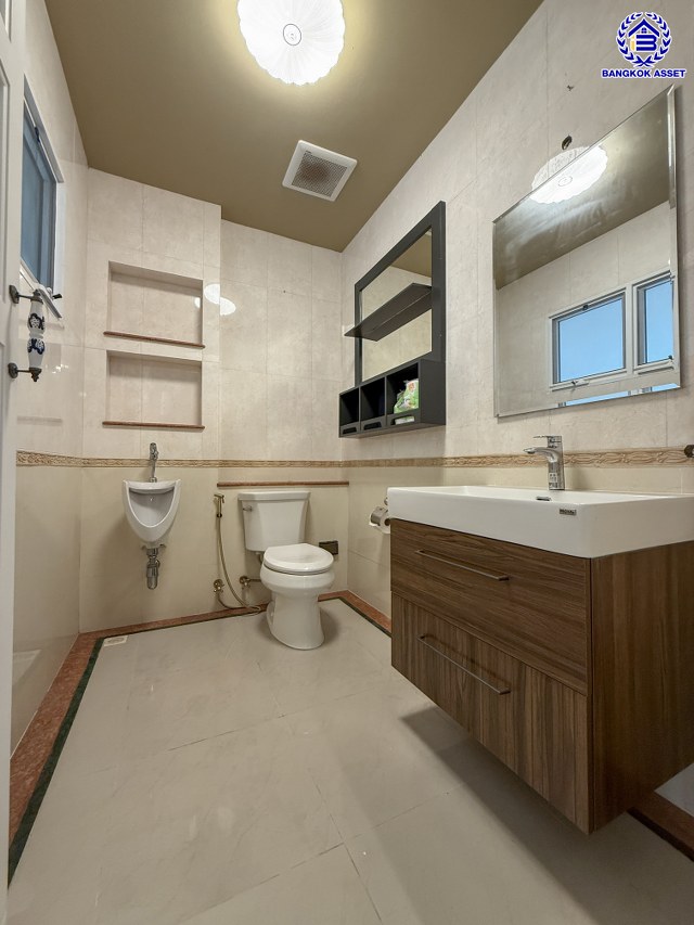 บ้านเดี่ยวมือสองนนทบุรี โครงการ มัณฑนา ราชพฤกษ์ หลังมุม เนื้อที่ 93.70 ตร.ว. พื้นที่ใช้สอย 270 ตร.ม. ฟังก์ชัน 3 ห้องนอน 3 ห้องน้ำ 2 ที่จอดรถ บนทำเลเดินทางสะดวก เชื่อมต่อ ถนนกาญจนาภิเษก, ถนนรัตนาธิเบศร์ ใกล้รถไฟฟ้าสายสีม่วง "สถานีตลาดบางใหญ่" และจุดขึ้นทางด่วน "ศรีรัช"