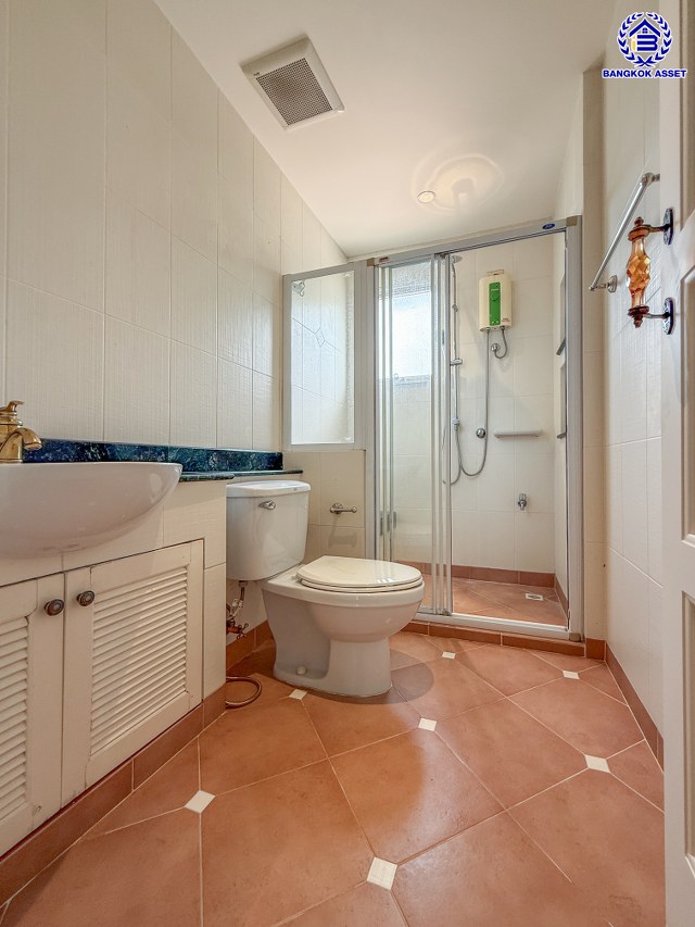 บ้านเดี่ยวมือสองนนทบุรี โครงการ มัณฑนา ราชพฤกษ์ หลังมุม เนื้อที่ 93.70 ตร.ว. พื้นที่ใช้สอย 270 ตร.ม. ฟังก์ชัน 3 ห้องนอน 3 ห้องน้ำ 2 ที่จอดรถ บนทำเลเดินทางสะดวก เชื่อมต่อ ถนนกาญจนาภิเษก, ถนนรัตนาธิเบศร์ ใกล้รถไฟฟ้าสายสีม่วง "สถานีตลาดบางใหญ่" และจุดขึ้นทางด่วน "ศรีรัช"