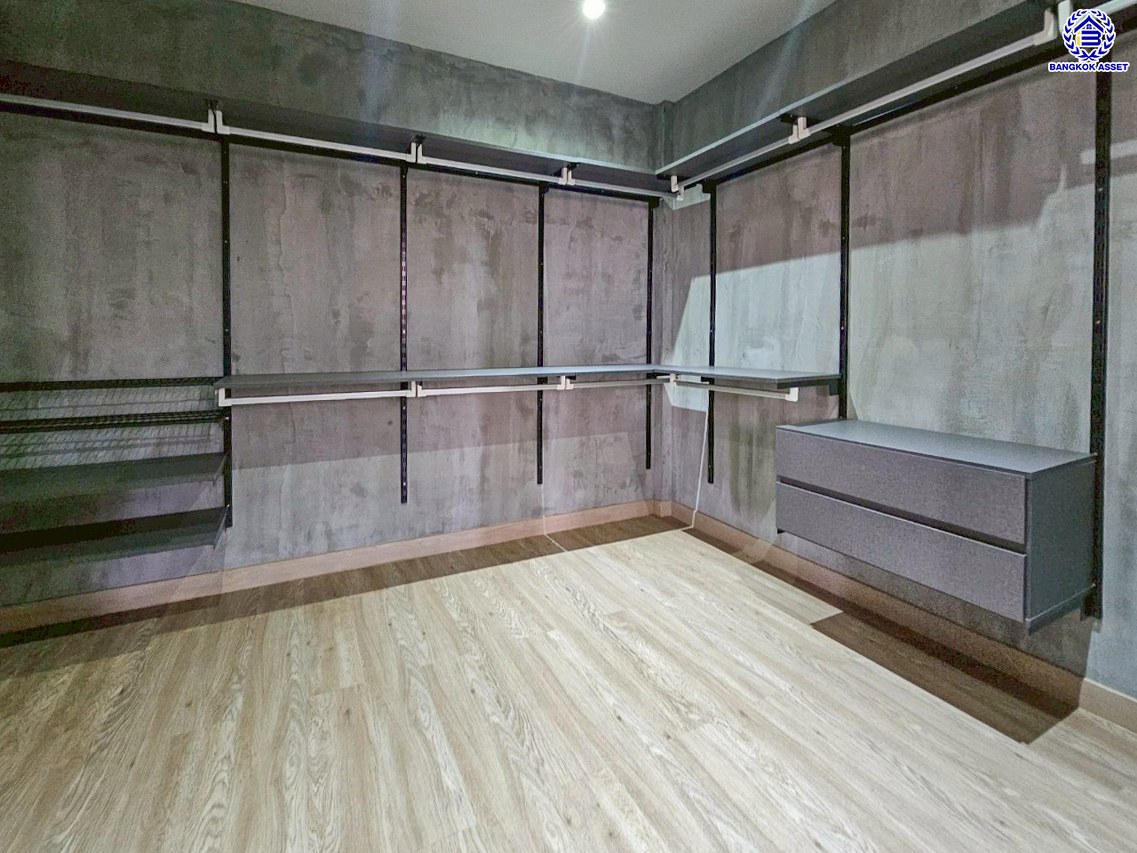 บ้านเดี่ยวมือสองปทุมธานี โครงการ วรารักษ์ รังสิต-คลอง3 เนื้อที่ 53 ตร.ว. พื้นที่ใช้สอย 220 ตร.ม. ฟังก์ชัน 2 ห้องนอน 3 ห้องน้ำ 2 ที่จอด แถมฟรี! เครื่องปรับอากาศ ทำเลเดินทางสะดวก เชื่อมต่อถนนคลองหลวง, ถนนคลองสาม, ถนนวงแหวนรอบนอก ใกล้สนามบิน "ดอนเมือง" และสวนสนุก "ดรีมเวิล์ด"