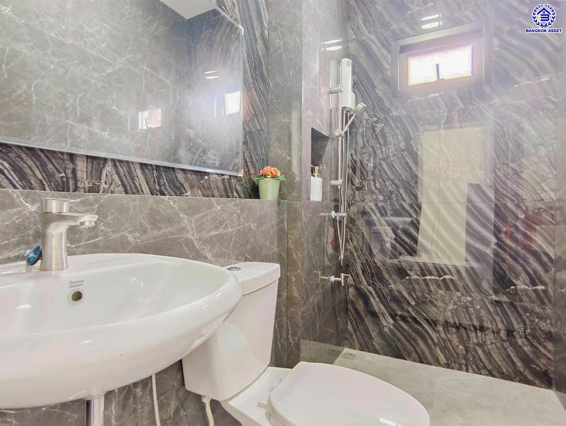 ทาวน์เฮ้าส์มือสอง โครงการ มิตรประชา ติวานนท์ เนื้อที่ 25 ตร.ว. พื้นที่ใช้สอย 110 ตร.ม. ฟังก์ชัน 3 ห้องนอน 3 ห้องน้ำ 2 ที่จอดรถ แถมฟรี! เครื่องปรับอากาศ เครื่องทำน้ำอุ่น บ้านสภาพสวย แต่งใหม่ทั้งหลัง ตั้งบนทำเลดี เชื่อมต่อถนนติวานนท์ ถนนศรีสมาน ถนนเลี่ยงเมือง-ปากเกร็ด ถนนสรงประภา และจุดขึ้นทางด่วน "ศรีรัช" จองเลย!