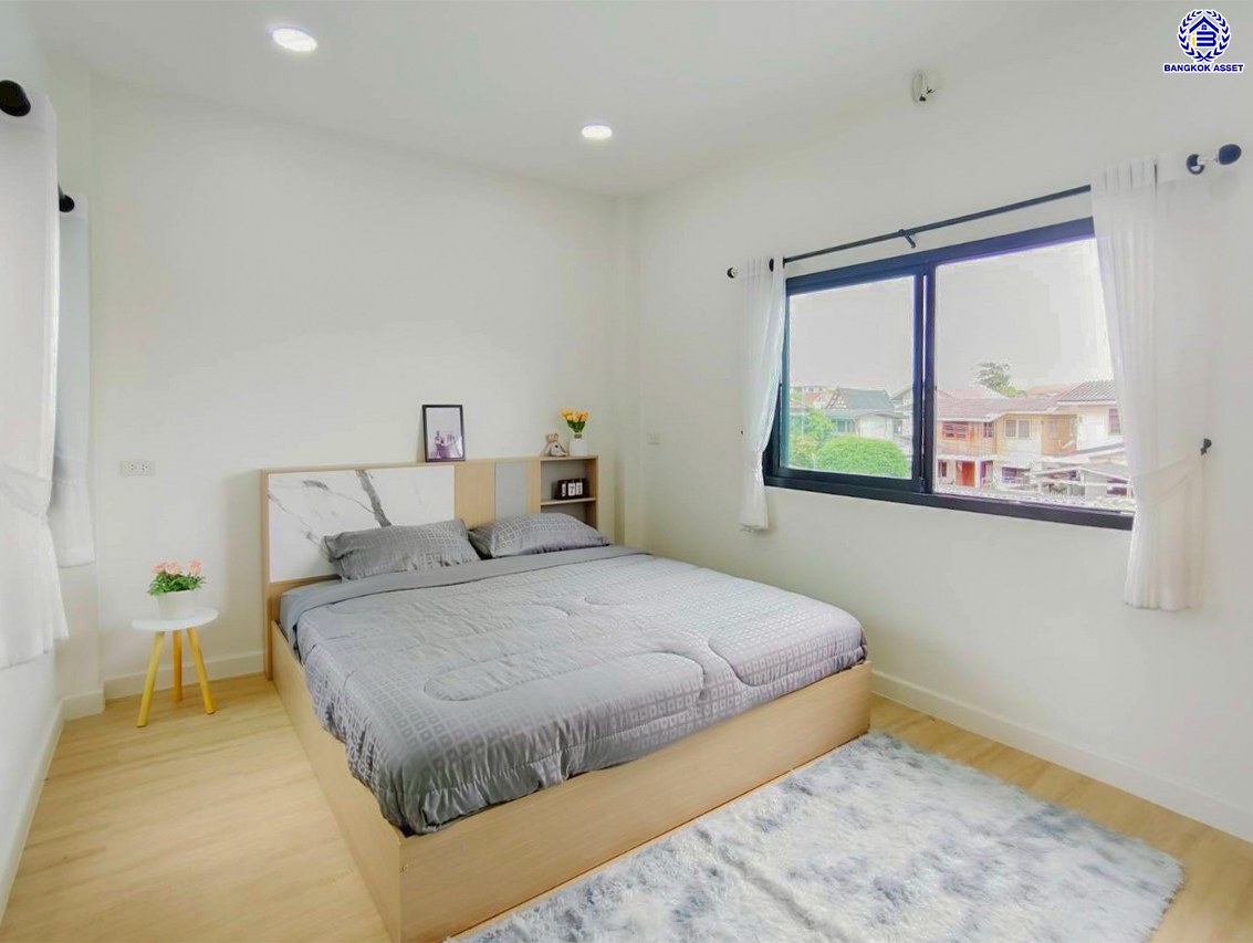 ทาวน์เฮ้าส์มือสอง โครงการ มิตรประชา ติวานนท์ เนื้อที่ 25 ตร.ว. พื้นที่ใช้สอย 110 ตร.ม. ฟังก์ชัน 3 ห้องนอน 3 ห้องน้ำ 2 ที่จอดรถ แถมฟรี! เครื่องปรับอากาศ เครื่องทำน้ำอุ่น บ้านสภาพสวย แต่งใหม่ทั้งหลัง ตั้งบนทำเลดี เชื่อมต่อถนนติวานนท์ ถนนศรีสมาน ถนนเลี่ยงเมือง-ปากเกร็ด ถนนสรงประภา และจุดขึ้นทางด่วน "ศรีรัช" จองเลย!