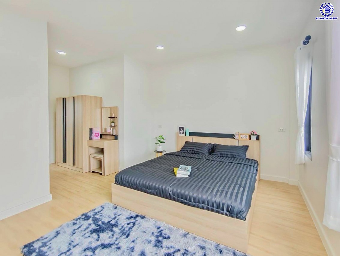 ทาวน์เฮ้าส์มือสอง โครงการ มิตรประชา ติวานนท์ เนื้อที่ 25 ตร.ว. พื้นที่ใช้สอย 110 ตร.ม. ฟังก์ชัน 3 ห้องนอน 3 ห้องน้ำ 2 ที่จอดรถ แถมฟรี! เครื่องปรับอากาศ เครื่องทำน้ำอุ่น บ้านสภาพสวย แต่งใหม่ทั้งหลัง ตั้งบนทำเลดี เชื่อมต่อถนนติวานนท์ ถนนศรีสมาน ถนนเลี่ยงเมือง-ปากเกร็ด ถนนสรงประภา และจุดขึ้นทางด่วน "ศรีรัช" จองเลย!