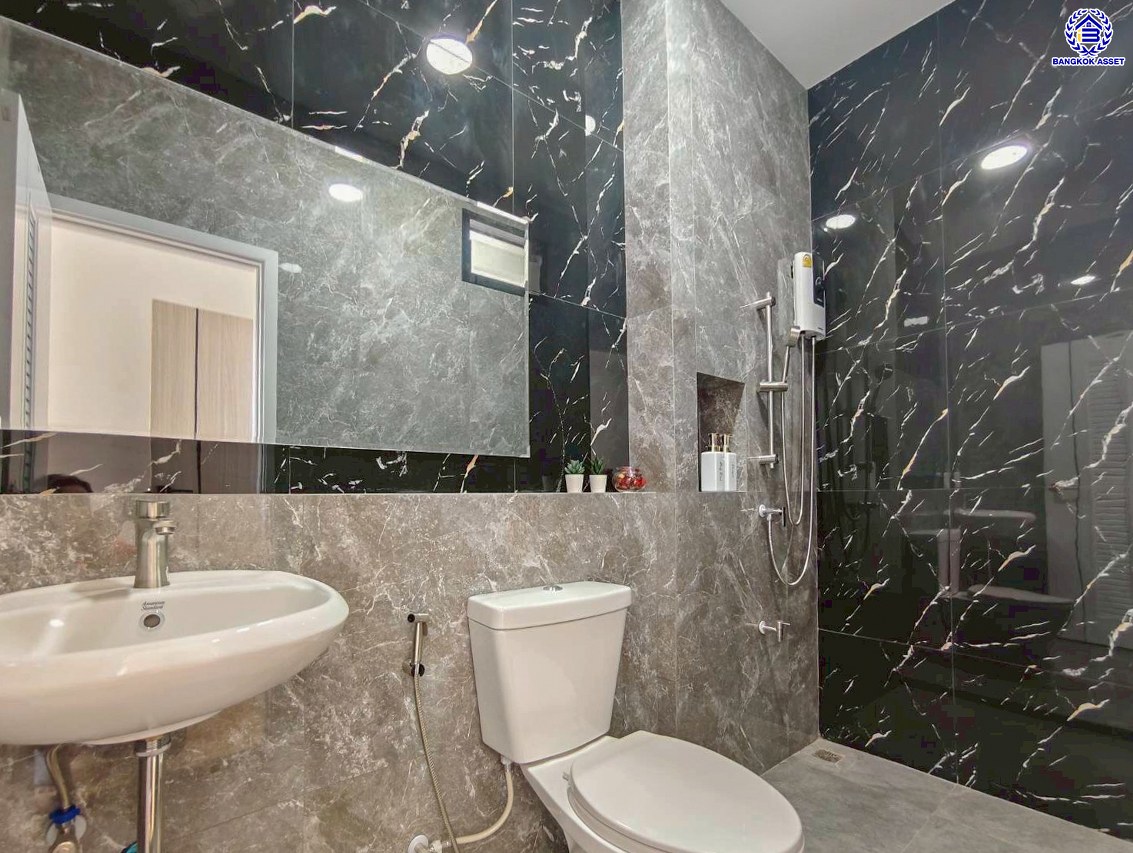 ทาวน์เฮ้าส์มือสอง โครงการ มิตรประชา ติวานนท์ เนื้อที่ 25 ตร.ว. พื้นที่ใช้สอย 110 ตร.ม. ฟังก์ชัน 3 ห้องนอน 3 ห้องน้ำ 2 ที่จอดรถ แถมฟรี! เครื่องปรับอากาศ เครื่องทำน้ำอุ่น บ้านสภาพสวย แต่งใหม่ทั้งหลัง ตั้งบนทำเลดี เชื่อมต่อถนนติวานนท์ ถนนศรีสมาน ถนนเลี่ยงเมือง-ปากเกร็ด ถนนสรงประภา และจุดขึ้นทางด่วน "ศรีรัช" จองเลย!