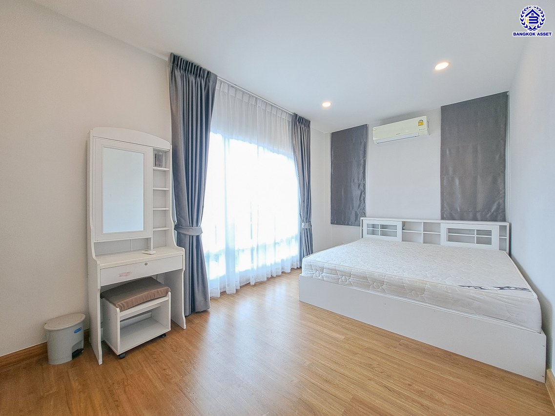 บ้านเดี่ยวมือสอง โครงการ เซนโทร ชัยพฤกษ์-345 เนื้อที่ 54.60 ตร.ว. พื้นที่ใช้สอย 190 ตร.ม. ฟังก์ชัน 4 ห้องนอน 3 ห้องน้ำ 2 ที่จอดรถ แถมฟรี! เครื่องปรับอากาศ บ้านสภาพดี พร้อมเข้าอยู่ บนทำเลดี เชื่อมต่อถนนสะพานนนทบุรี-บางบัวทอง ถนนราชพฤกษ์ ใกล้จุดขึ้นทางด่วน "ศรีรัช"