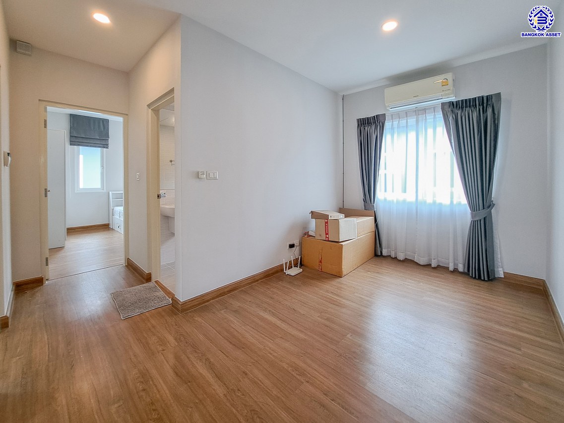 บ้านเดี่ยวมือสอง โครงการ เซนโทร ชัยพฤกษ์-345 เนื้อที่ 54.60 ตร.ว. พื้นที่ใช้สอย 190 ตร.ม. ฟังก์ชัน 4 ห้องนอน 3 ห้องน้ำ 2 ที่จอดรถ แถมฟรี! เครื่องปรับอากาศ บ้านสภาพดี พร้อมเข้าอยู่ บนทำเลดี เชื่อมต่อถนนสะพานนนทบุรี-บางบัวทอง ถนนราชพฤกษ์ ใกล้จุดขึ้นทางด่วน "ศรีรัช"