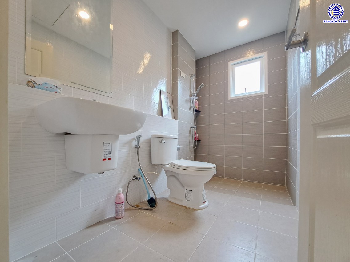 บ้านเดี่ยวมือสอง โครงการ เซนโทร ชัยพฤกษ์-345 เนื้อที่ 54.60 ตร.ว. พื้นที่ใช้สอย 190 ตร.ม. ฟังก์ชัน 4 ห้องนอน 3 ห้องน้ำ 2 ที่จอดรถ แถมฟรี! เครื่องปรับอากาศ บ้านสภาพดี พร้อมเข้าอยู่ บนทำเลดี เชื่อมต่อถนนสะพานนนทบุรี-บางบัวทอง ถนนราชพฤกษ์ ใกล้จุดขึ้นทางด่วน "ศรีรัช"