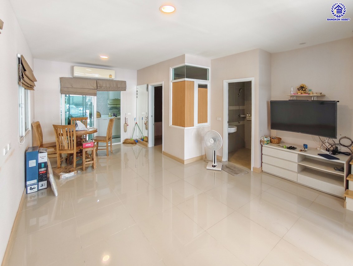 ทาวน์เฮ้าส์มือสองกรุงเทพ โครงการ คาซ่าซิตี้ ดอนเมือง-ศรีสมาน เนื้อที่ 28.80 ตร.ว. พื้นที่ใช้สอย 131 ตร.ม. ฟังก์ชัน 3 ห้องนอน 3 ห้องน้ำ 2 ที่จอดรถ พร้อมของแถมฟรีอีกหลายรายการ บนทำเลเดินทางสะดวก เชื่อมต่อถนนสรงประภา, ถนนวิภาวดีรังสิต ใกล้รถไฟฟ้าสายสีแดง "สถานีดอนเมือง" จองเลย!