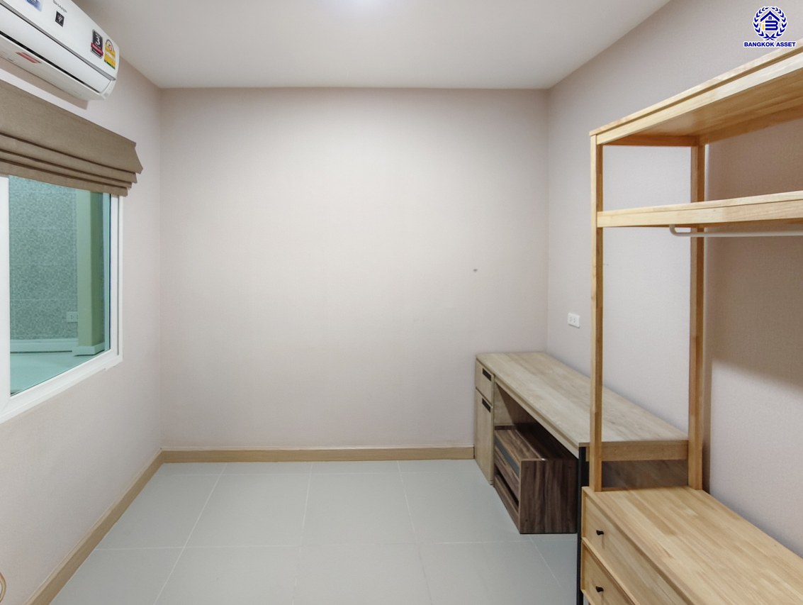 ทาวน์เฮ้าส์มือสองกรุงเทพ โครงการ คาซ่าซิตี้ ดอนเมือง-ศรีสมาน เนื้อที่ 28.80 ตร.ว. พื้นที่ใช้สอย 131 ตร.ม. ฟังก์ชัน 3 ห้องนอน 3 ห้องน้ำ 2 ที่จอดรถ พร้อมของแถมฟรีอีกหลายรายการ บนทำเลเดินทางสะดวก เชื่อมต่อถนนสรงประภา, ถนนวิภาวดีรังสิต ใกล้รถไฟฟ้าสายสีแดง "สถานีดอนเมือง" จองเลย!