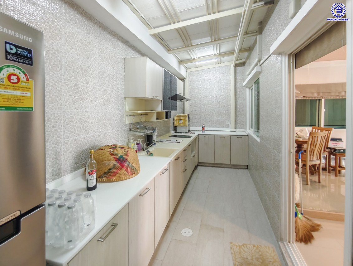 ทาวน์เฮ้าส์มือสองกรุงเทพ โครงการ คาซ่าซิตี้ ดอนเมือง-ศรีสมาน เนื้อที่ 28.80 ตร.ว. พื้นที่ใช้สอย 131 ตร.ม. ฟังก์ชัน 3 ห้องนอน 3 ห้องน้ำ 2 ที่จอดรถ พร้อมของแถมฟรีอีกหลายรายการ บนทำเลเดินทางสะดวก เชื่อมต่อถนนสรงประภา, ถนนวิภาวดีรังสิต ใกล้รถไฟฟ้าสายสีแดง "สถานีดอนเมือง" จองเลย!