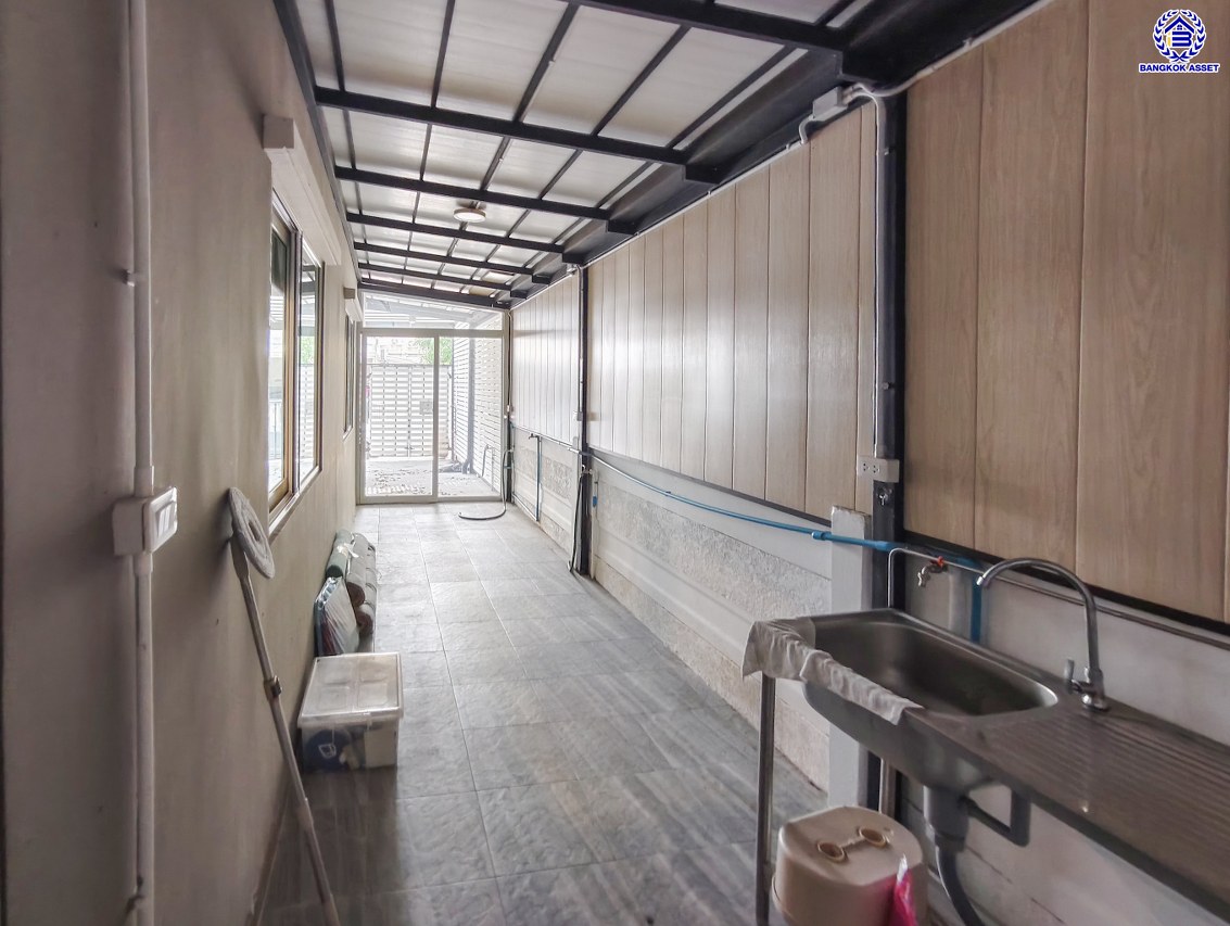 ทาวน์เฮ้าส์มือสองกรุงเทพ โครงการ คาซ่าซิตี้ ดอนเมือง-ศรีสมาน เนื้อที่ 28.80 ตร.ว. พื้นที่ใช้สอย 131 ตร.ม. ฟังก์ชัน 3 ห้องนอน 3 ห้องน้ำ 2 ที่จอดรถ พร้อมของแถมฟรีอีกหลายรายการ บนทำเลเดินทางสะดวก เชื่อมต่อถนนสรงประภา, ถนนวิภาวดีรังสิต ใกล้รถไฟฟ้าสายสีแดง "สถานีดอนเมือง" จองเลย!